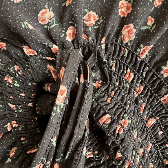 Flirty floral sheer flowy top with cinching at the wrist for a flare- XL - Picture 4 of 5